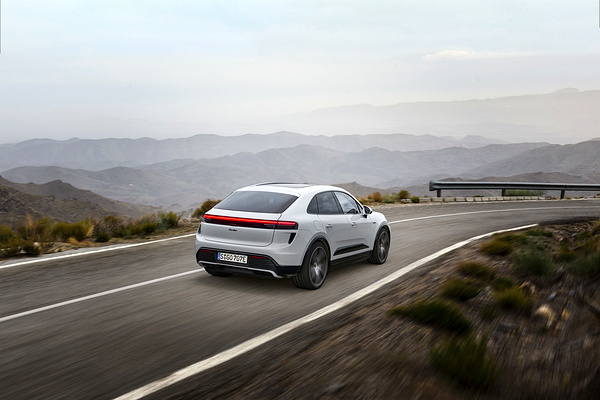 Porsche Macan Turbo exterior view