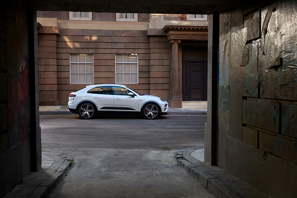 Porsche Macan Turbo exterior view