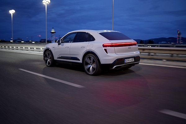Porsche Macan Turbo exterior view