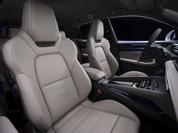 Porsche Macan Turbo frontseats view