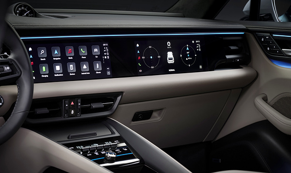 Porsche Macan Turbo screens view