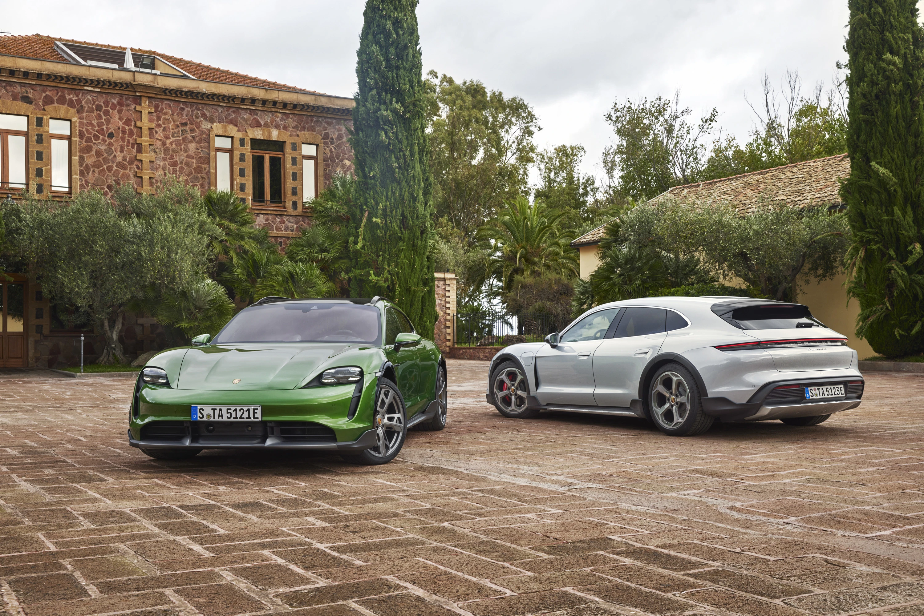 Porsche Taycan 4 Cross Turismo exterior view