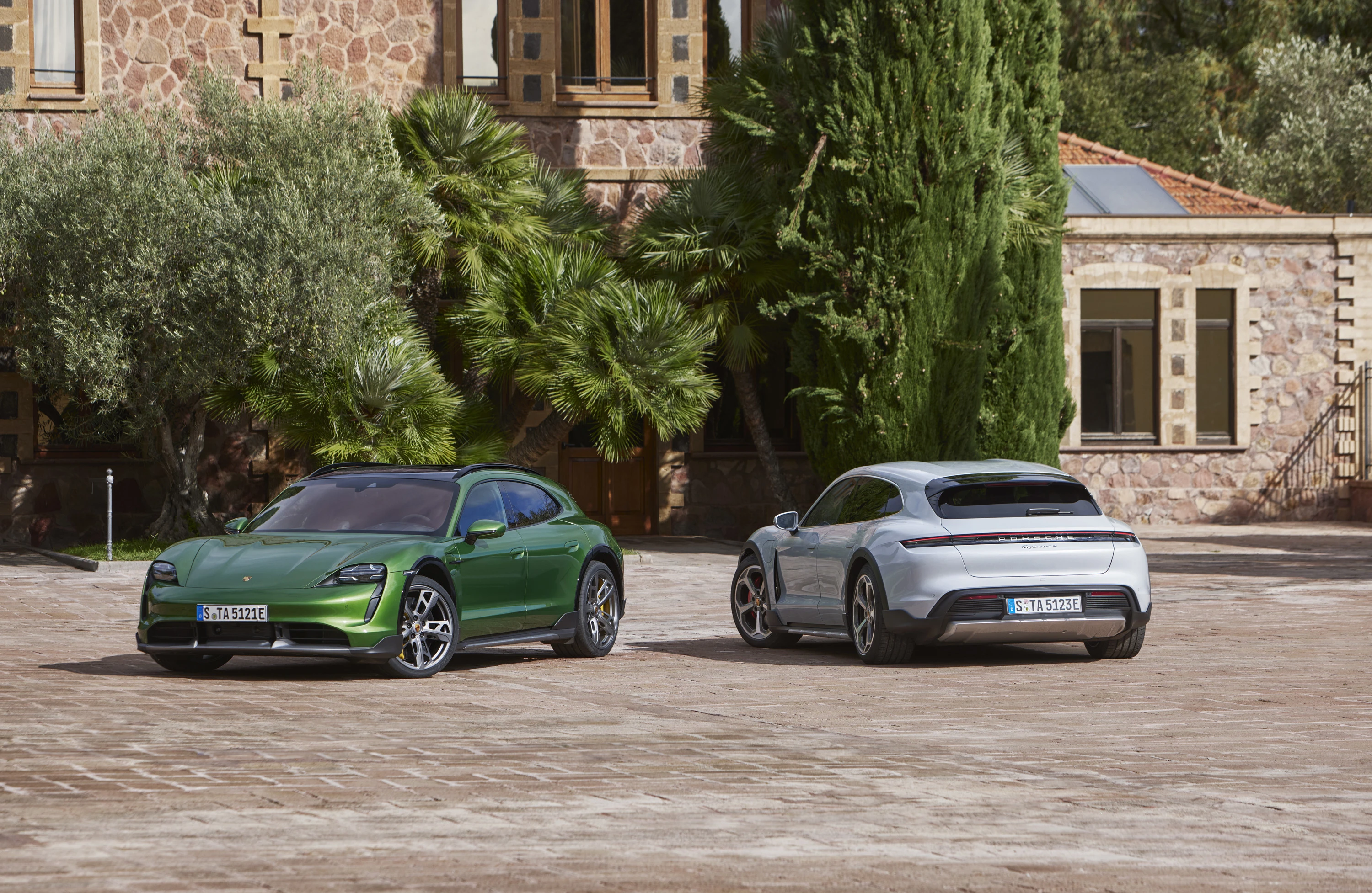 Porsche Taycan 4 Cross Turismo exterior view