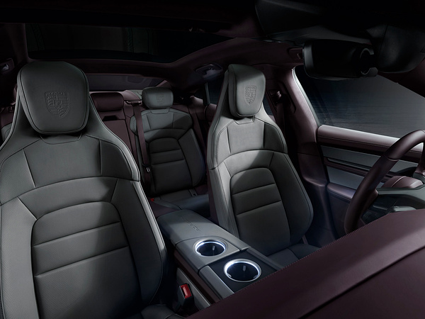 Porsche Taycan 4S frontseats view