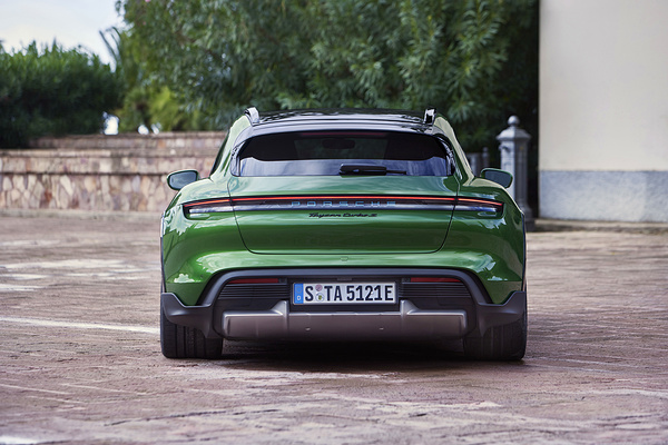 Porsche Taycan 4S Cross Turismo exterior view