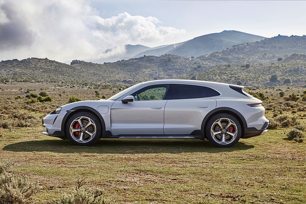 Porsche Taycan 4S Cross Turismo exterior view