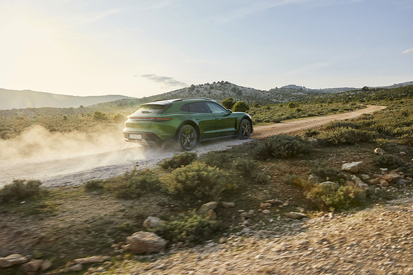 Porsche Taycan 4S Cross Turismo exterior view