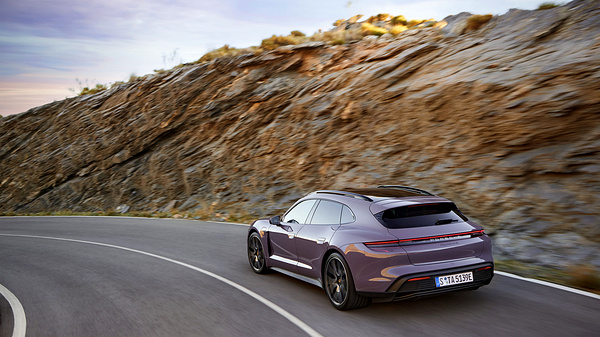 Porsche Taycan 4S Sport Turismo exterior view