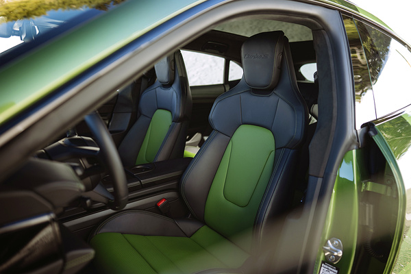 Porsche Taycan 4S Sport Turismo frontseats view