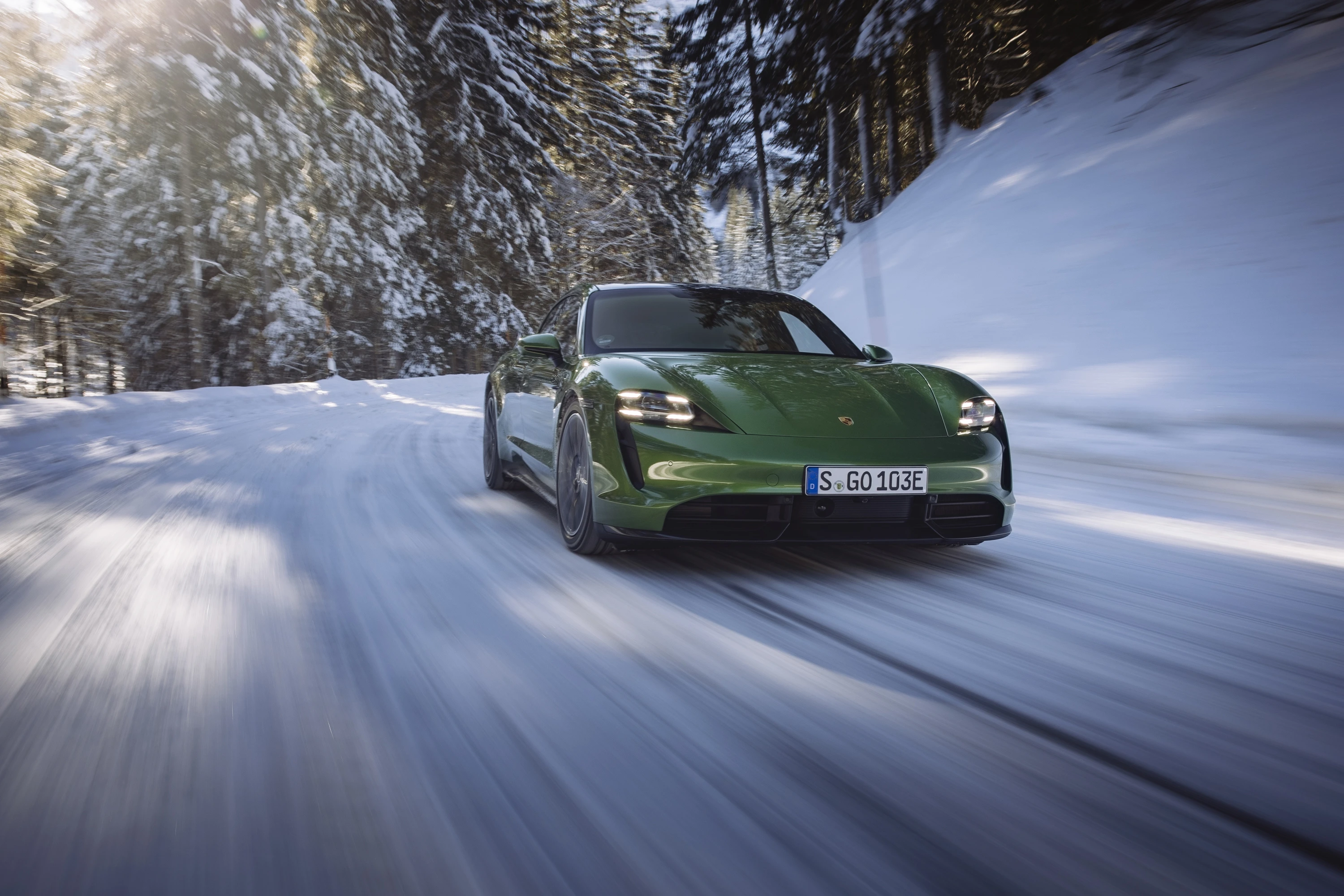 Porsche Taycan 4S Sport Turismo (GEN1) headlights view