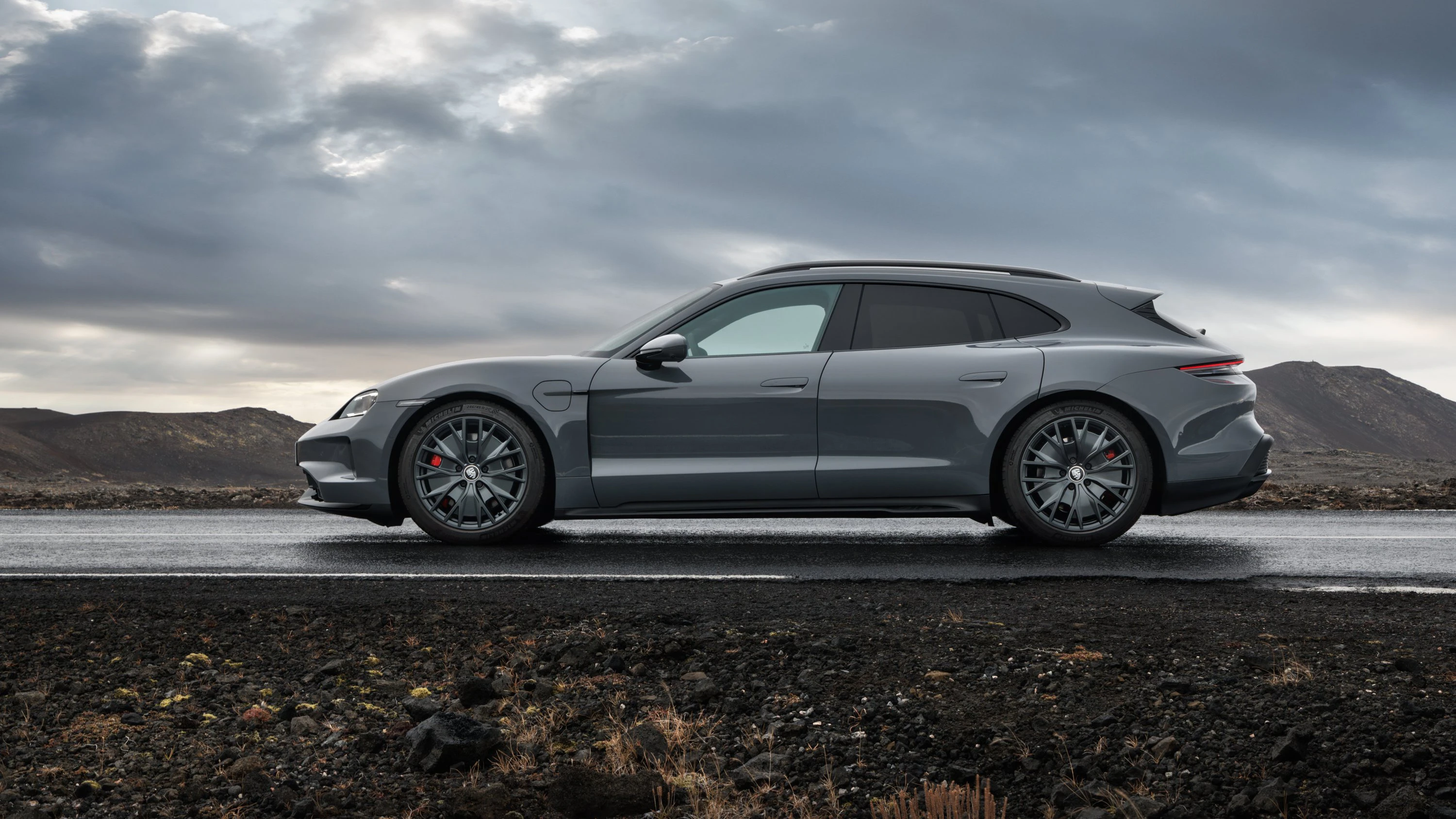 Porsche Taycan GTS Sport Turismo exterior view