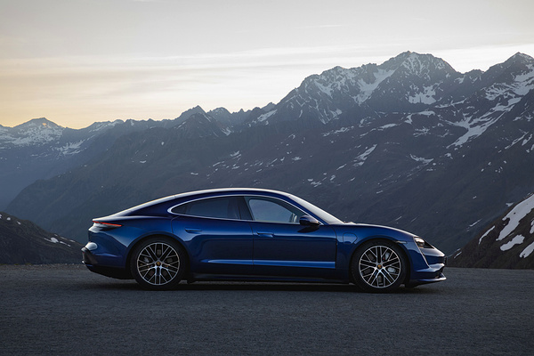 Porsche Taycan Turbo exterior view