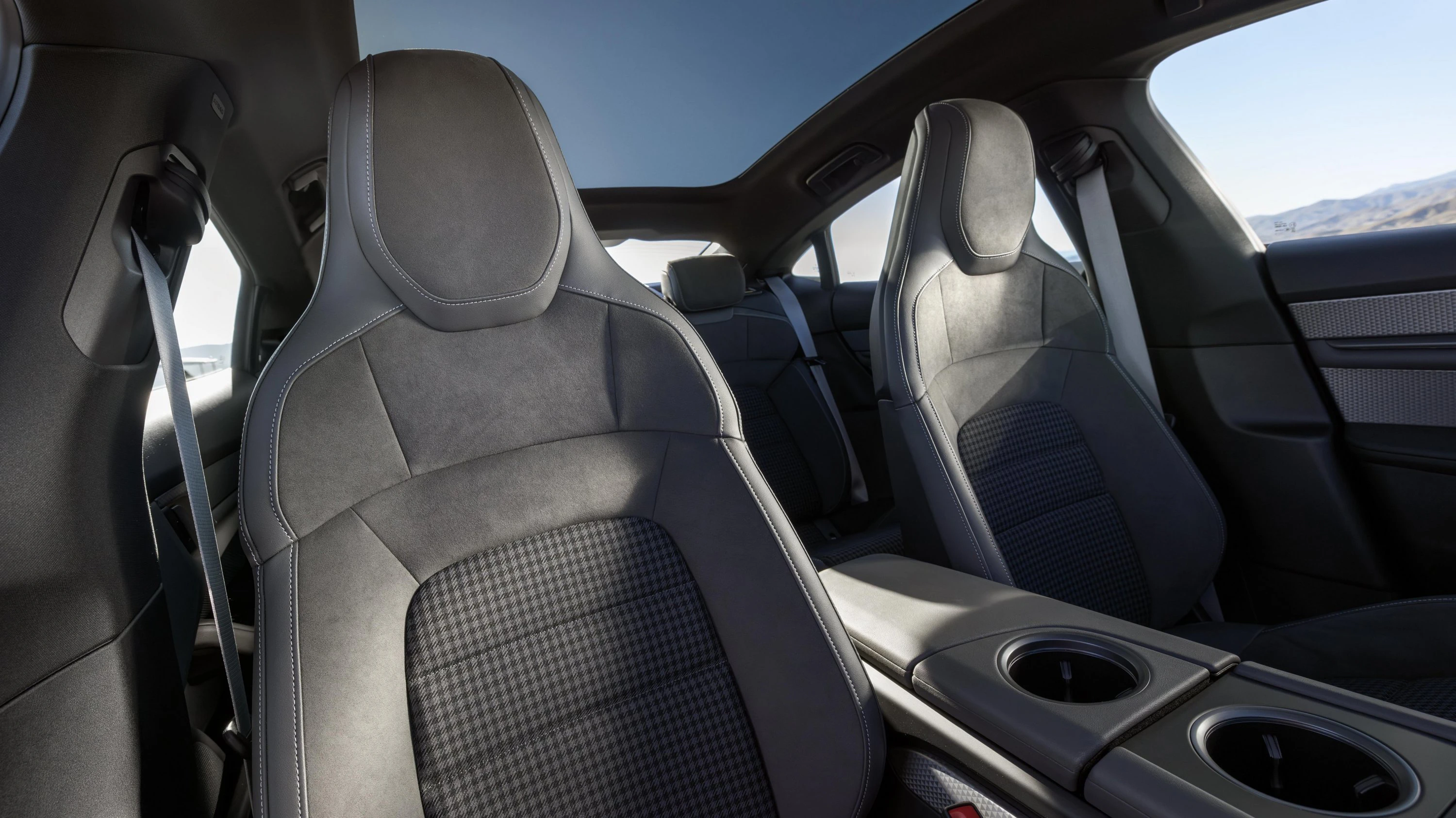 Porsche Taycan Turbo S frontseats view
