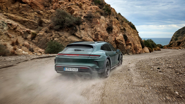 Porsche Taycan Turbo S Cross Turismo dynamic view