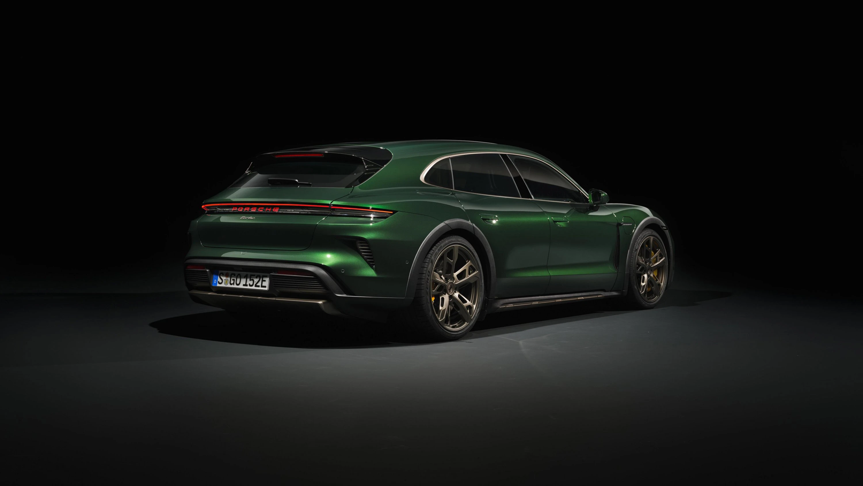 Porsche Taycan Turbo S Cross Turismo exterior view