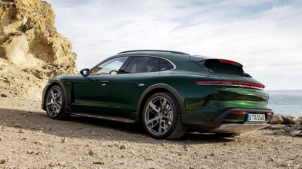 Porsche Taycan Turbo S Cross Turismo exterior view