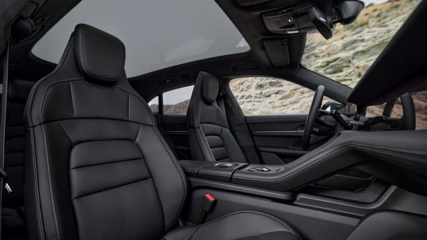 Porsche Taycan Turbo S Cross Turismo frontseats view
