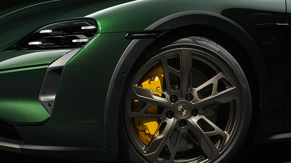 Porsche Taycan Turbo S Cross Turismo wheels view