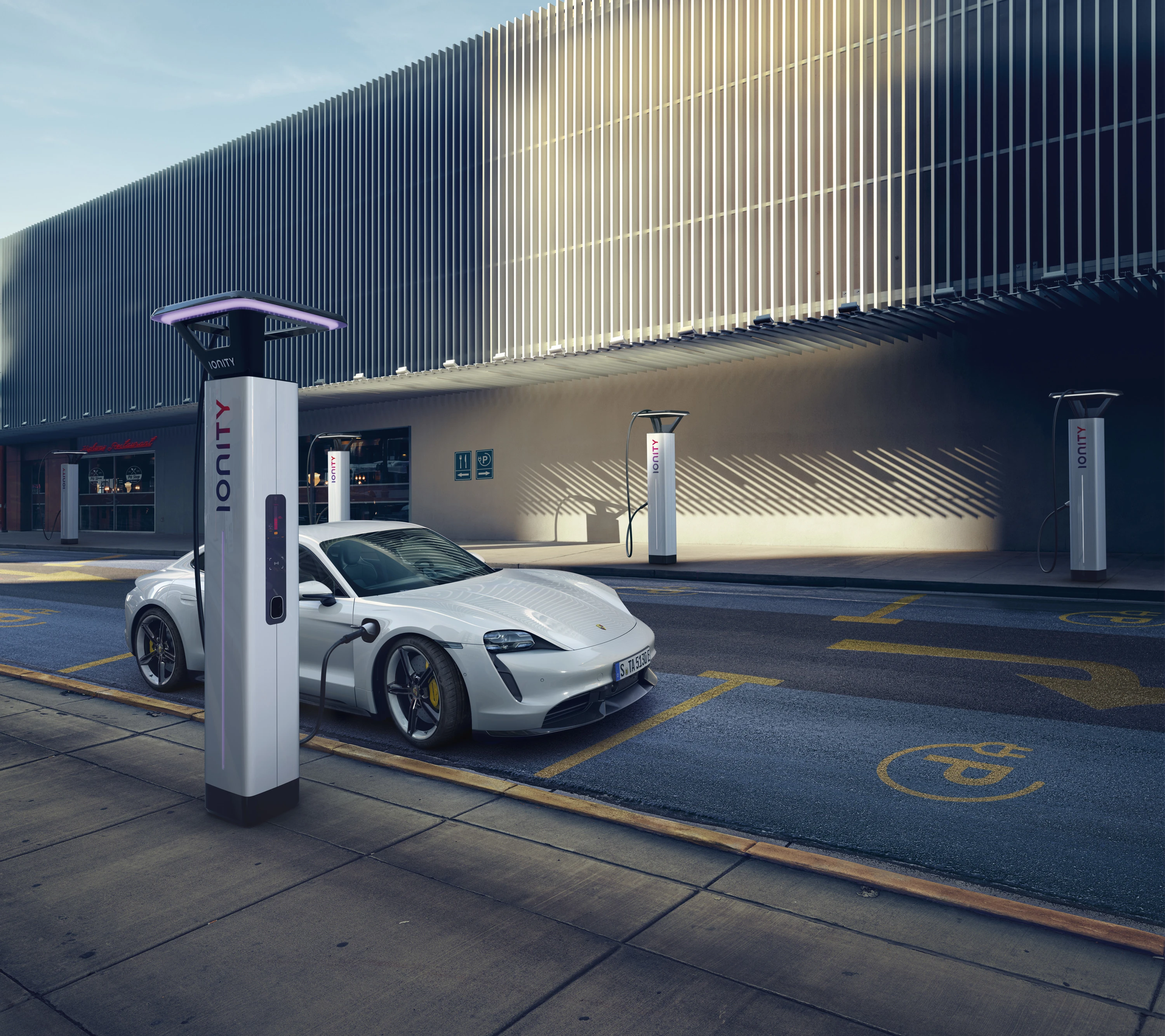Porsche Taycan Turbo S (GEN1) charging view