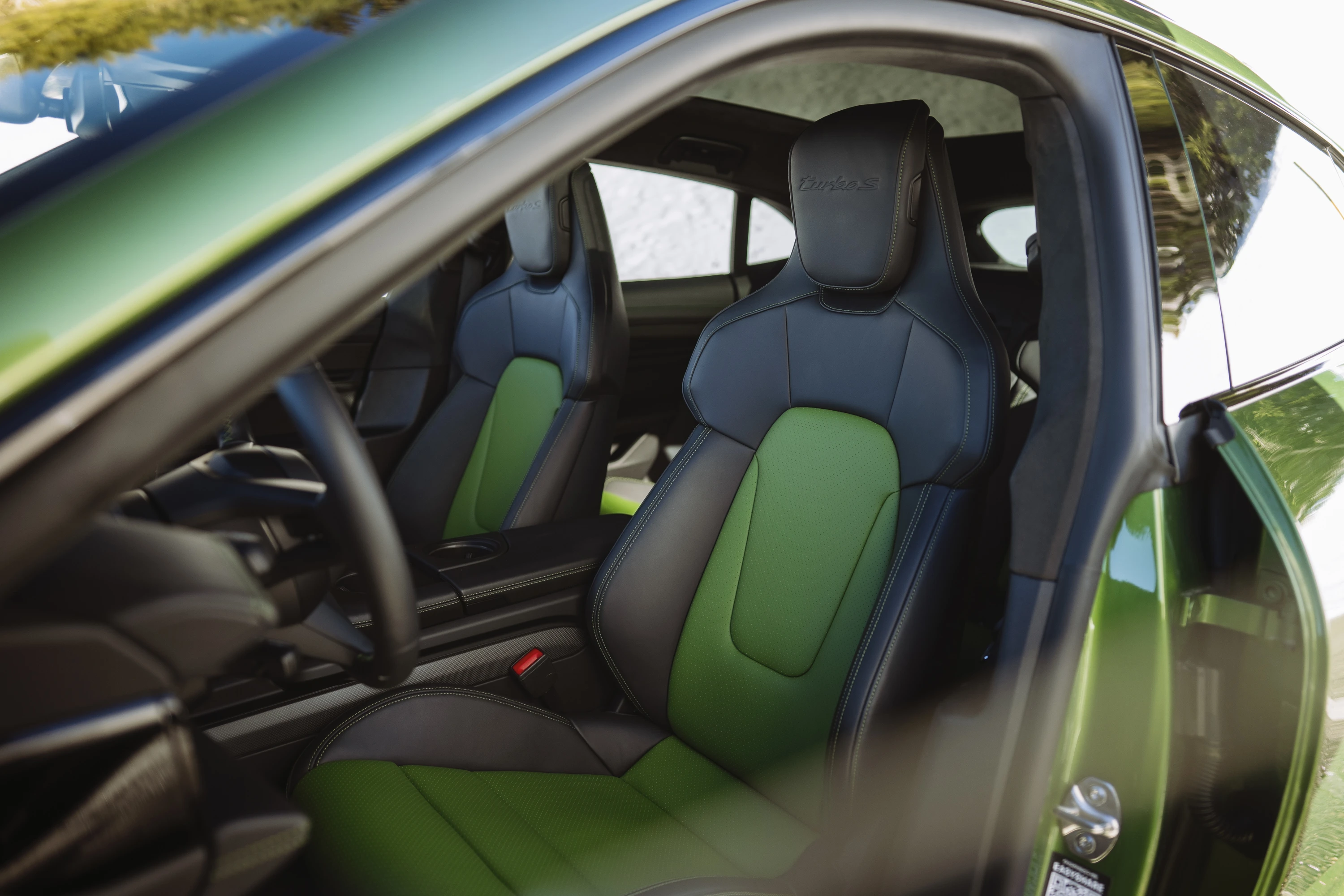 Porsche Taycan Turbo S Sport Turismo frontseats view