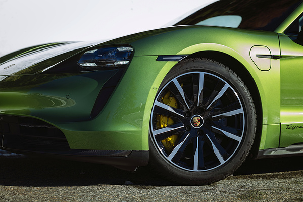 Porsche Taycan Turbo S Sport Turismo wheels view