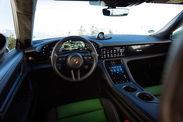 Porsche Taycan Turbo Sport Turismo screens view
