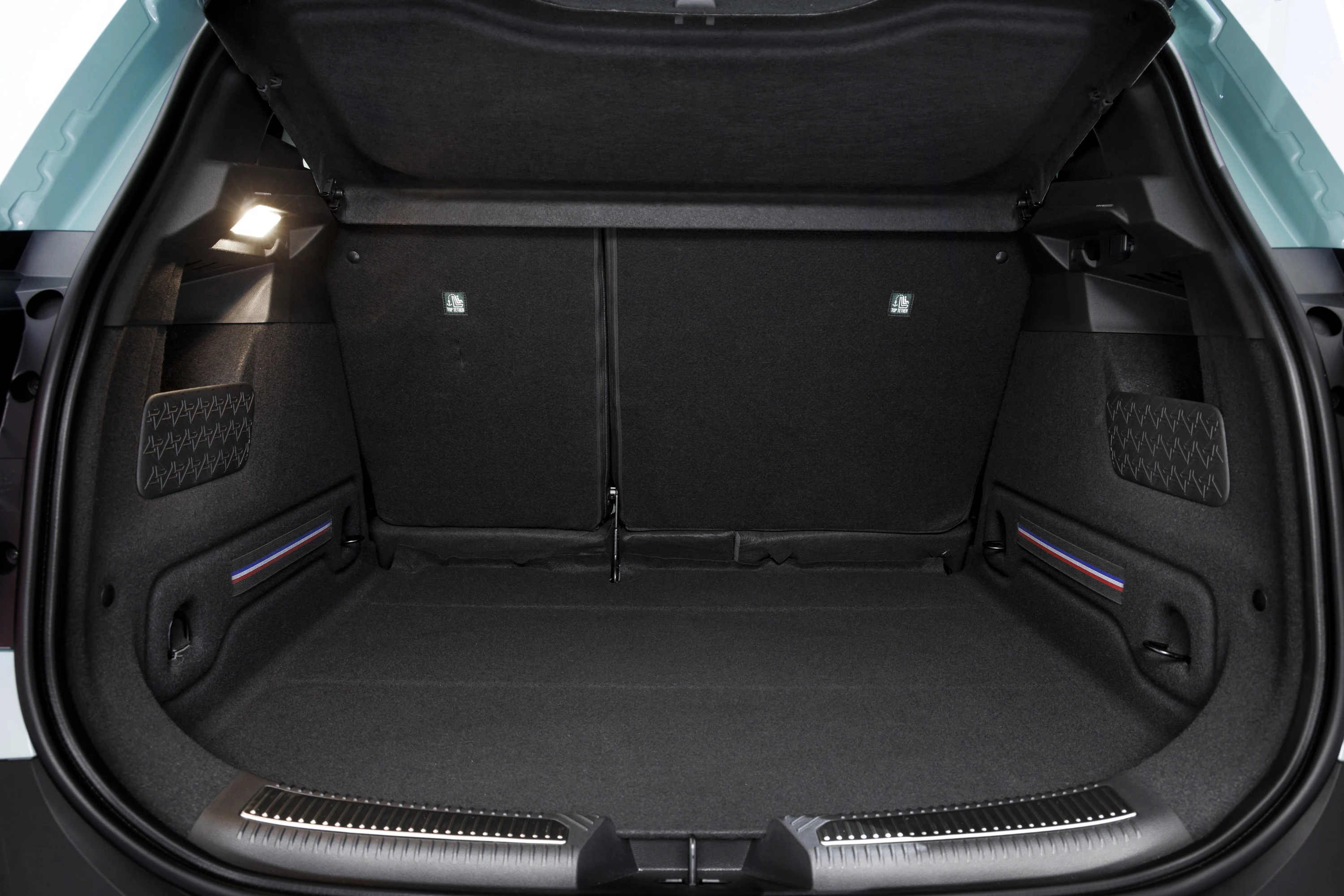 Renault 4 E-Tech 52kWh 150hp trunk view