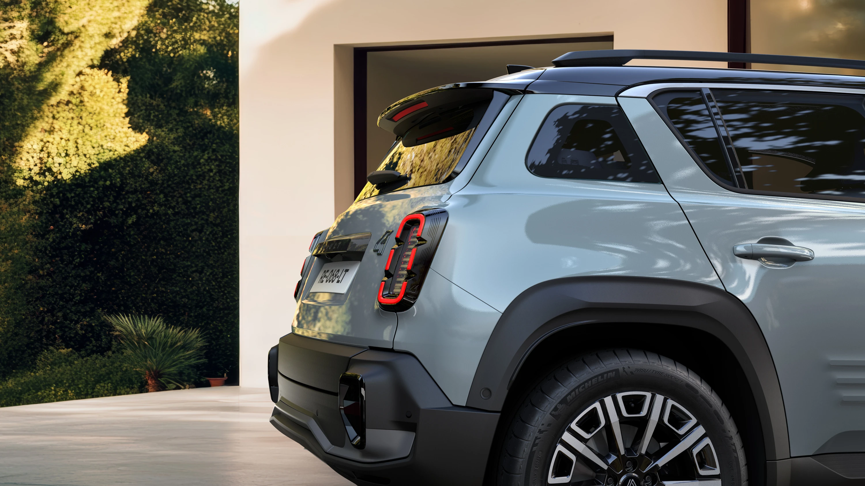 Renault 4 E-Tech 52kWh 150hp taillights view