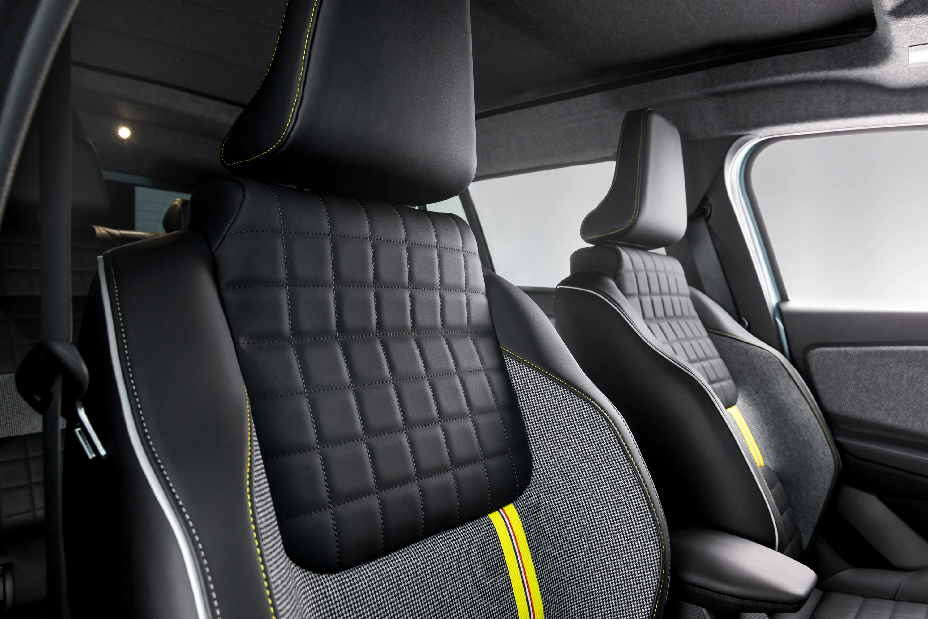 Renault 4 E-Tech 52kWh 150hp frontseats view