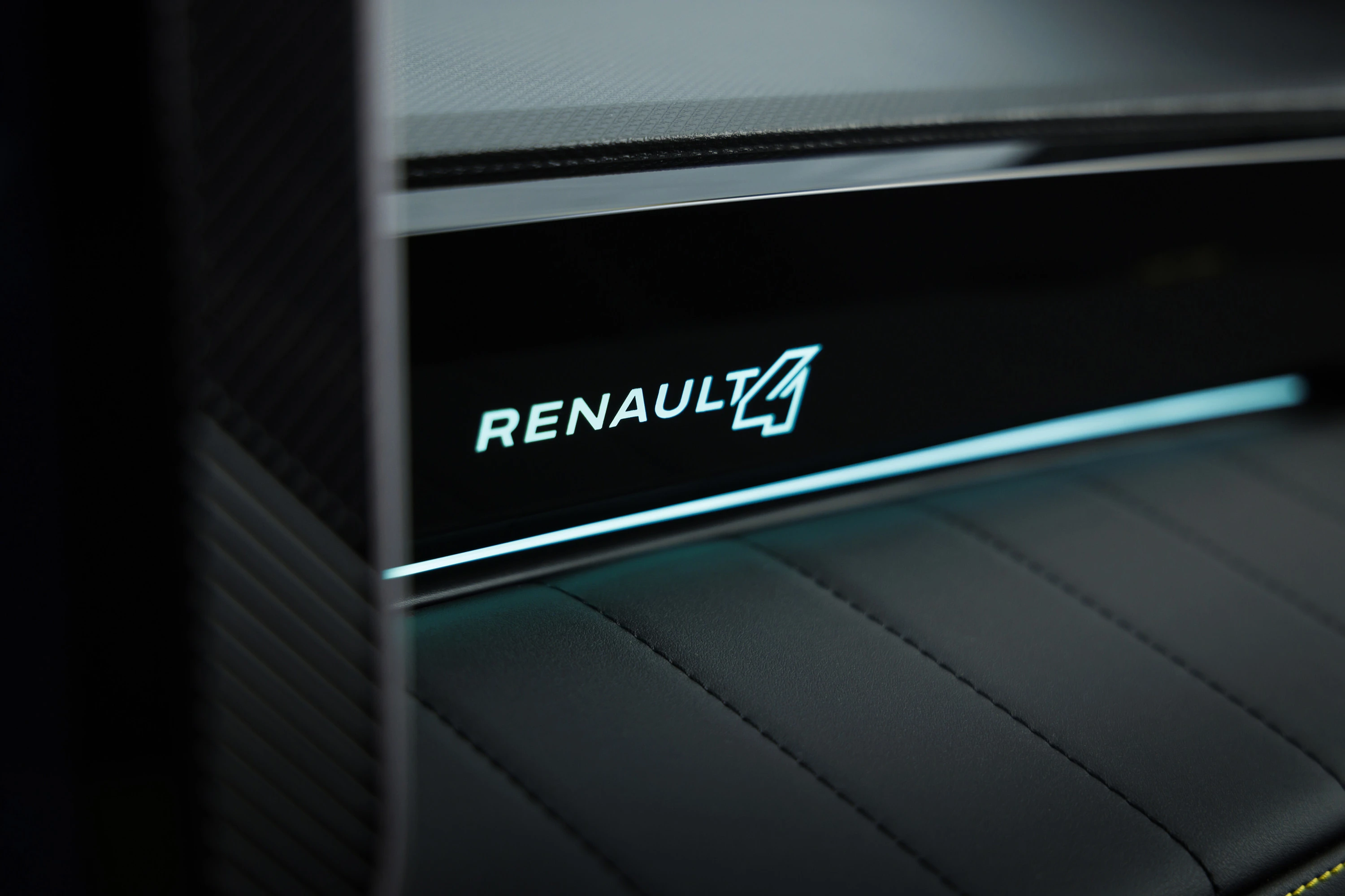Renault 4 E-Tech 52kWh 150hp details view