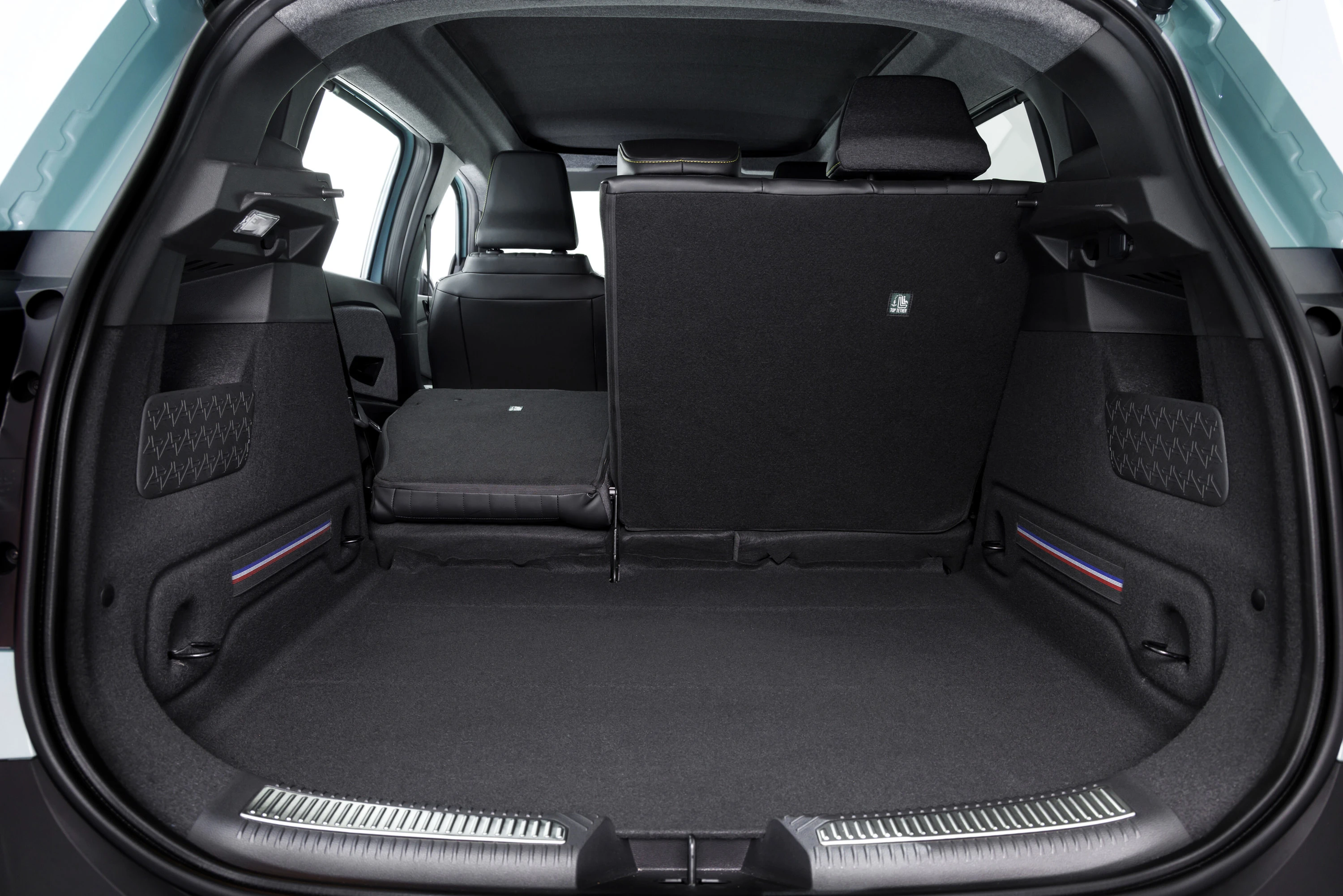 Renault 4 E-Tech 52kWh 150hp trunk view