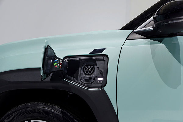 Renault 4 E-Tech 52kWh 150hp chargport view