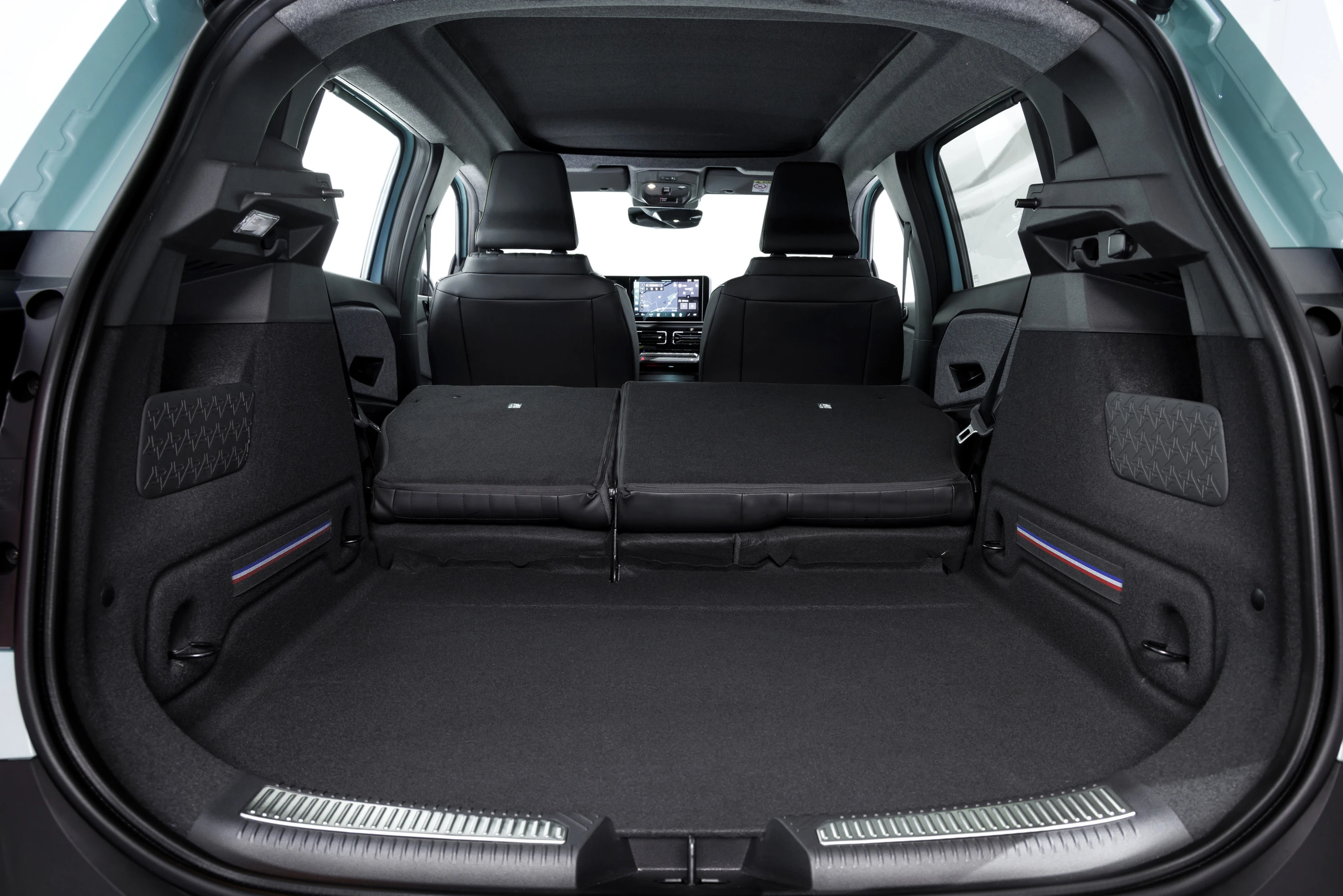 Renault 4 E-Tech 52kWh 150hp trunk view
