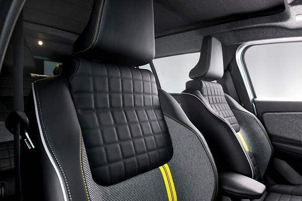 Renault 4 E-Tech 52kWh 150hp frontseats view
