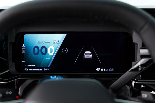 Renault 4 E-Tech 52kWh 150hp screens view