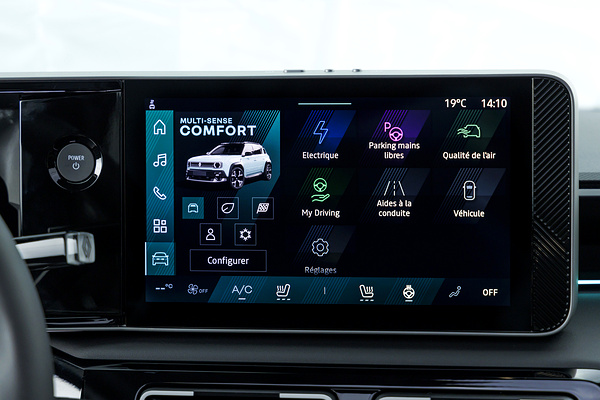 Renault 4 E-Tech 52kWh 150hp screens view
