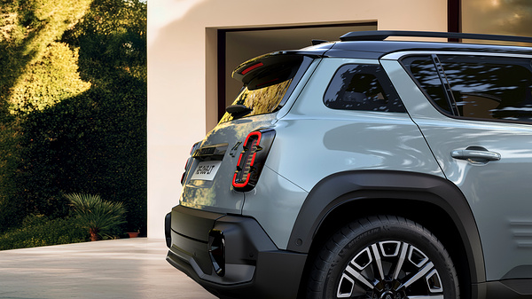Renault 4 E-Tech 52kWh 150hp taillights view