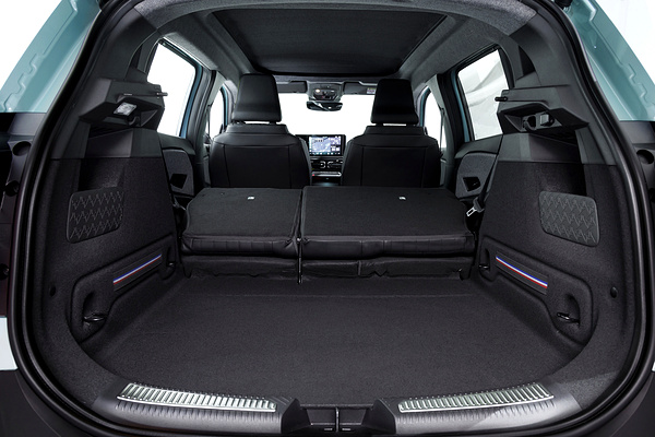 Renault 4 E-Tech 52kWh 150hp trunk view