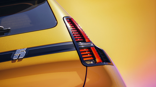 Renault 5 E-Tech 52kWh 150hp rearlights view