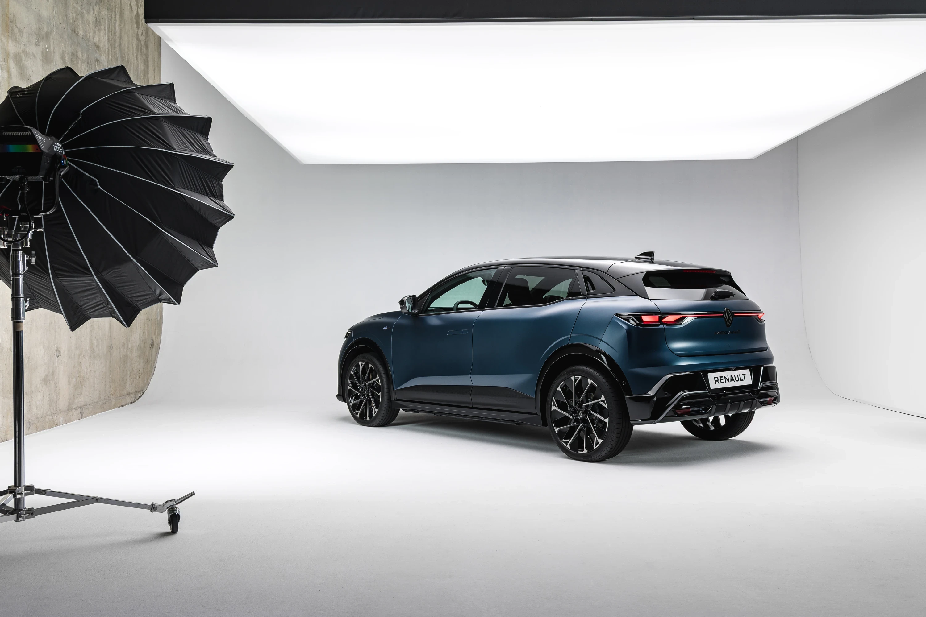 Renault Megane E-Tech 67 kWh exterior view