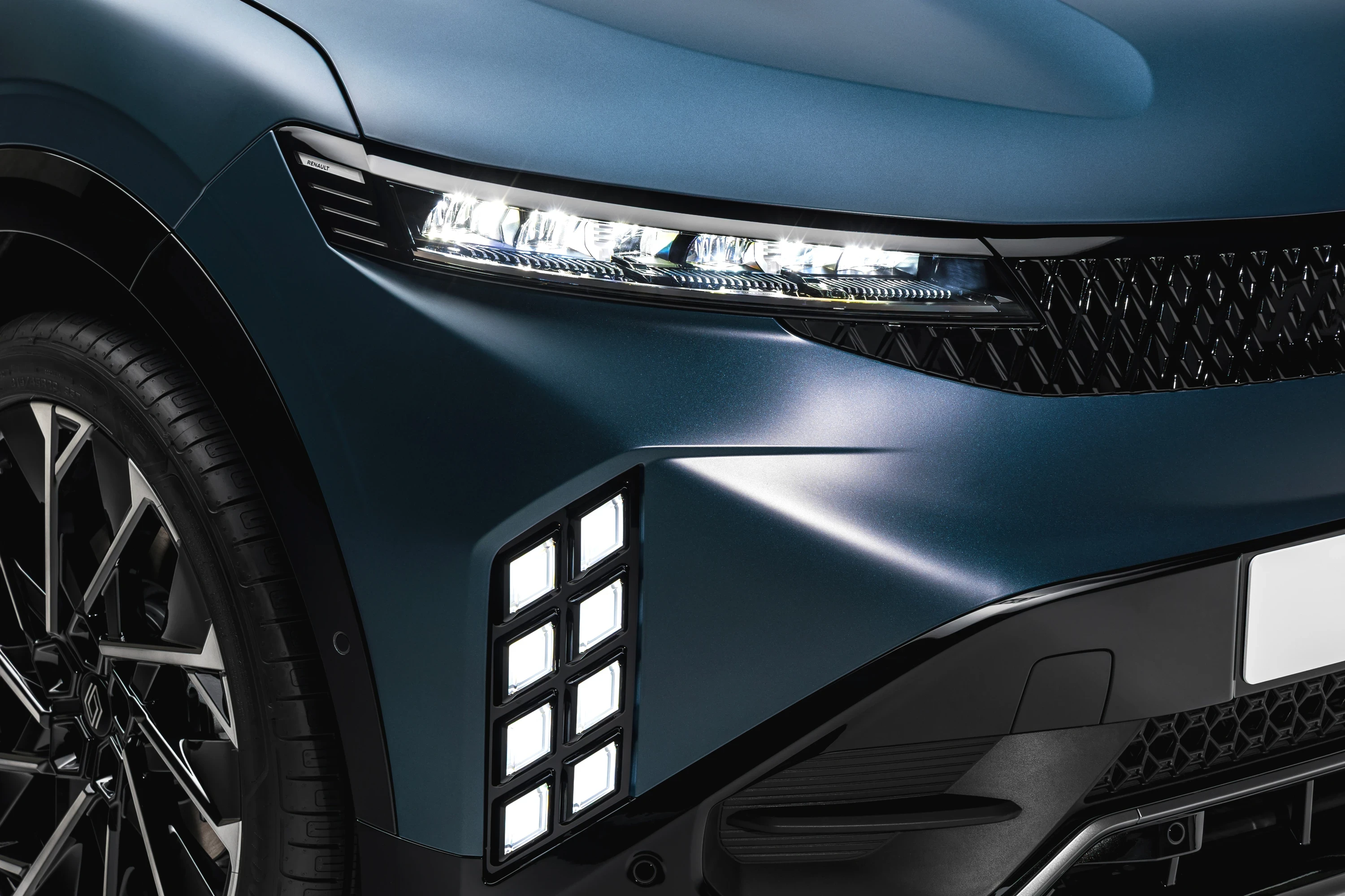 Renault Megane E-Tech 67 kWh headlights view