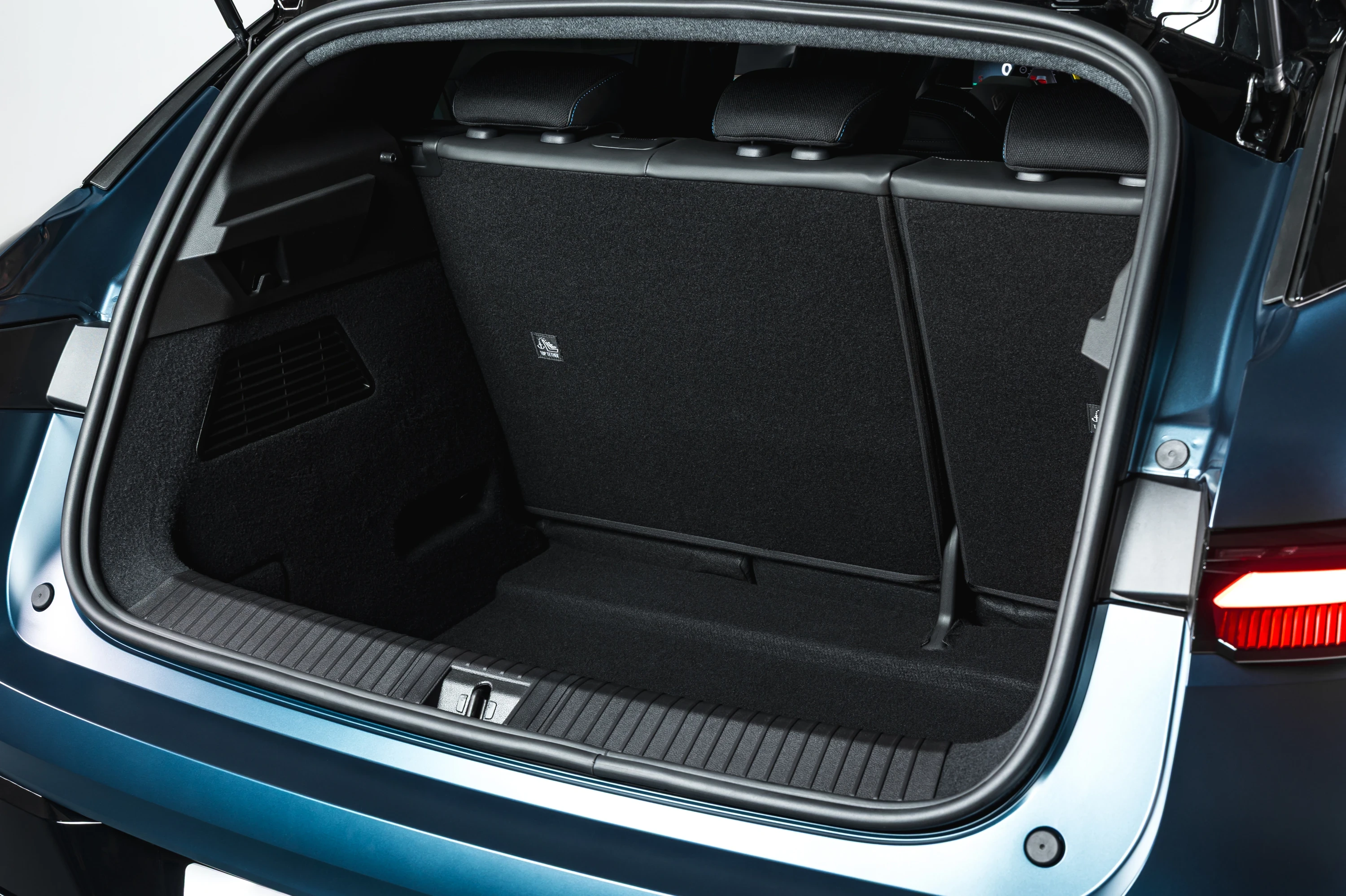 Renault Megane E-Tech 67 kWh trunk view