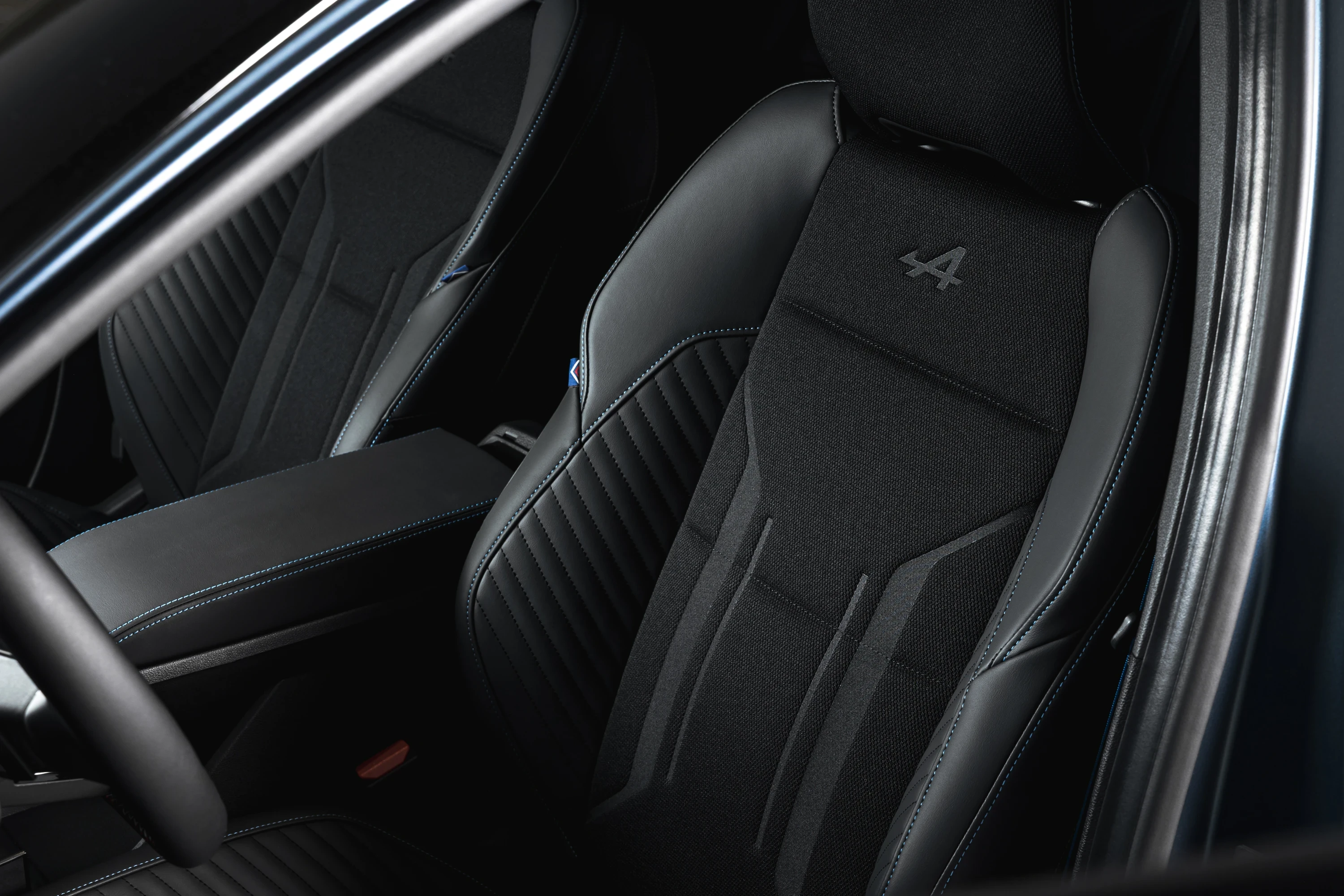 Renault Megane E-Tech 67 kWh frontseats view