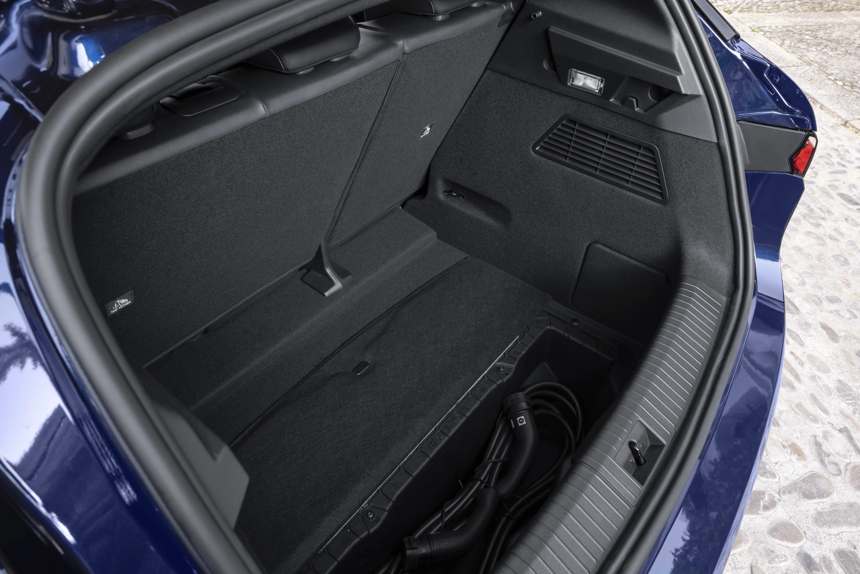 Renault Megane E-Tech Techno trunk view