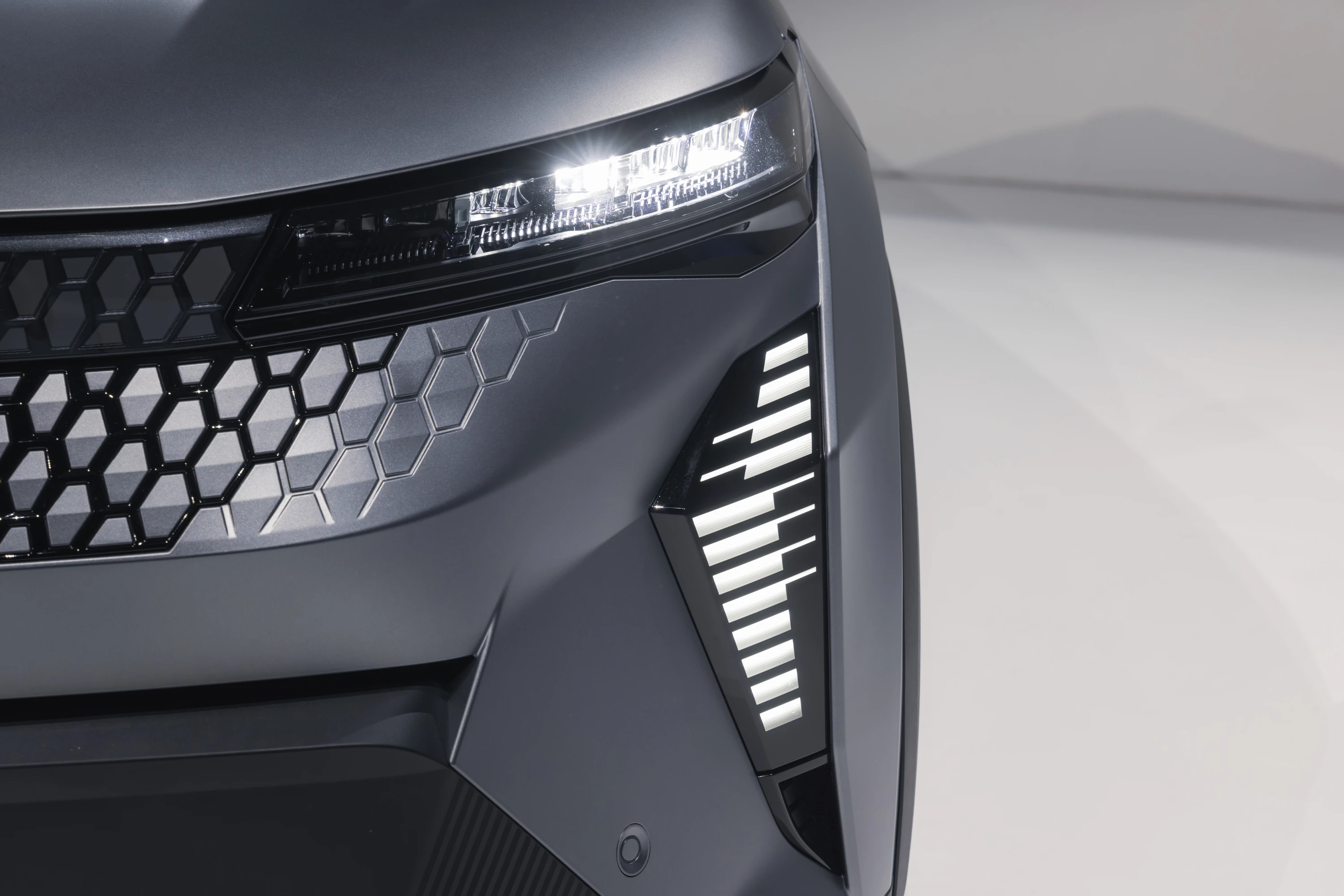 Renault Scenic E-Tech electric High Range headlights view