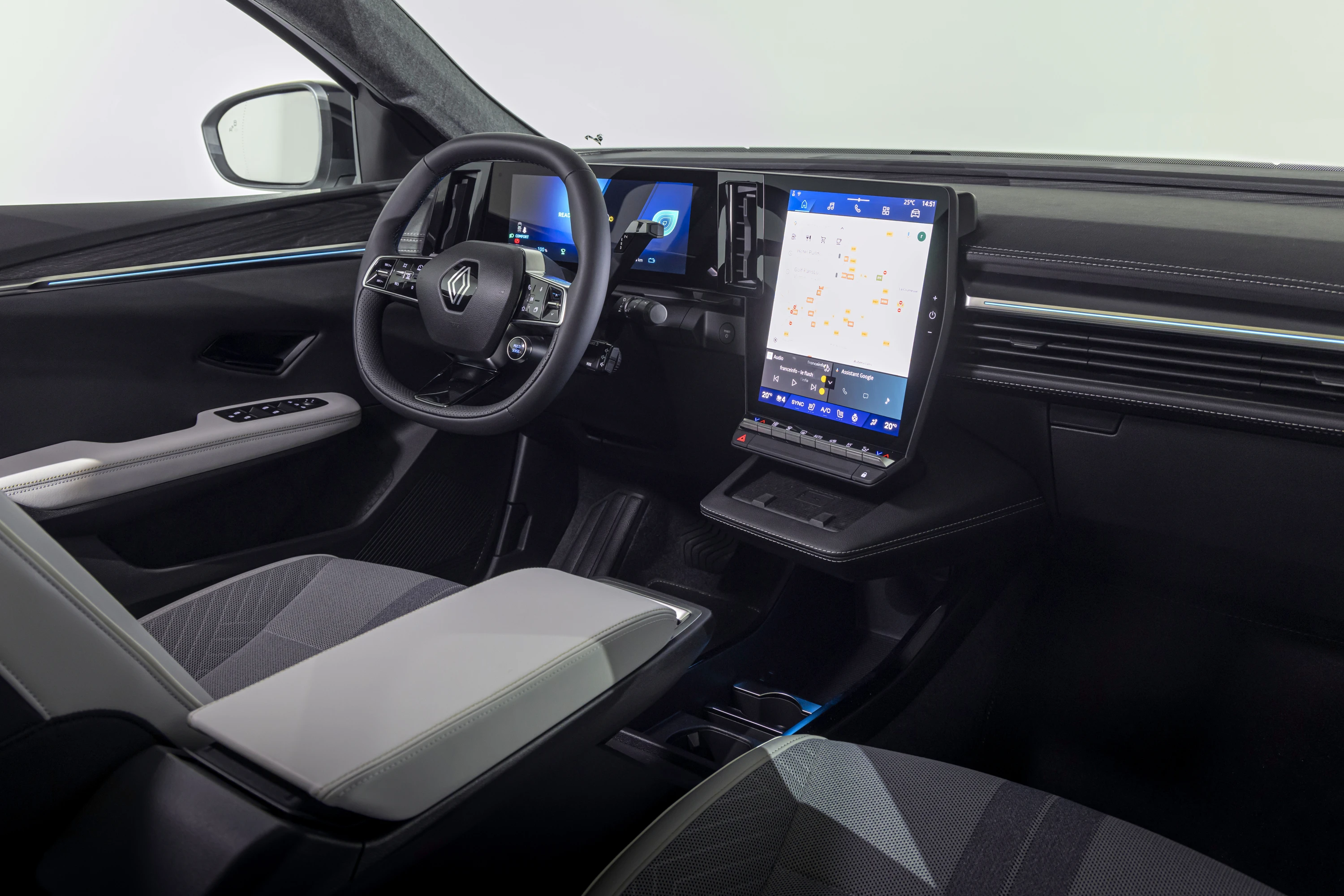 Renault Scenic E-Tech electric High Range screens view