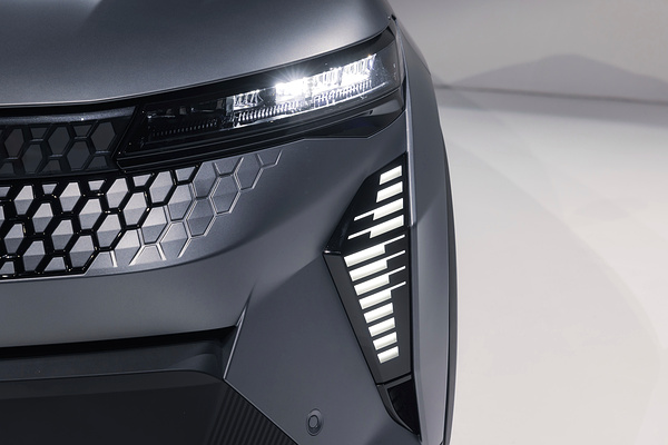 Renault Scenic E-Tech electric High Range headlights view
