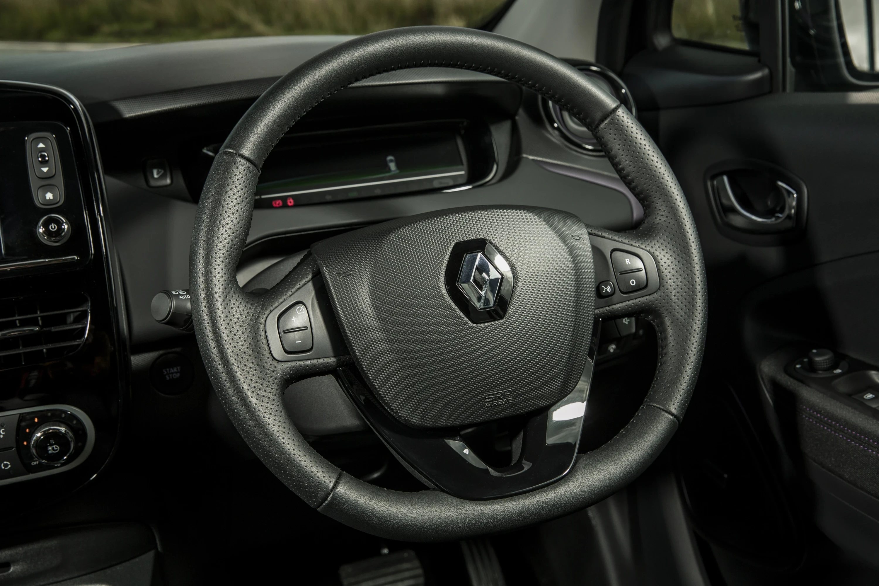 Renault ZOE R90 screens view
