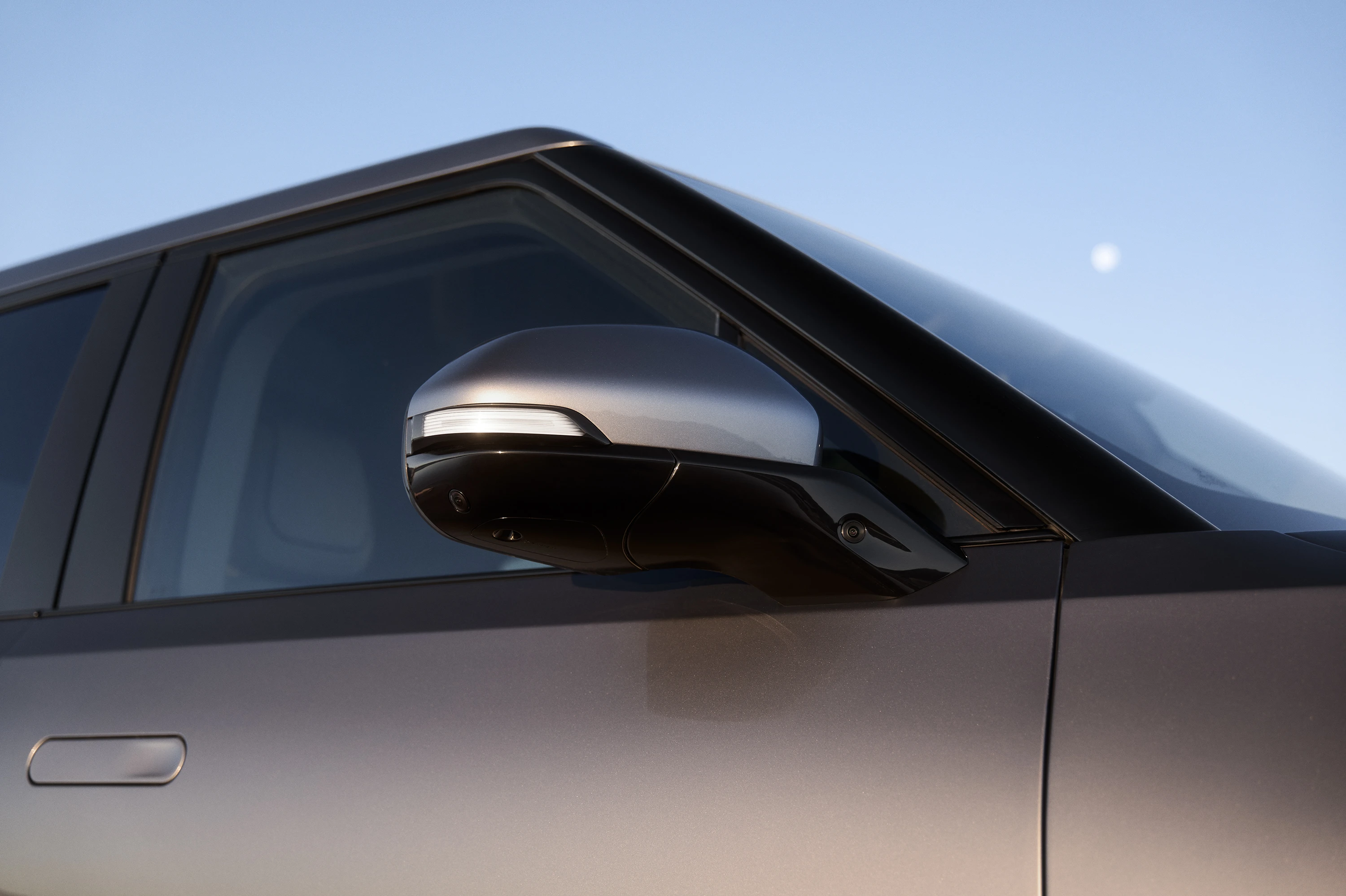 Rivian R1S Dual-Motor AWD LP details view