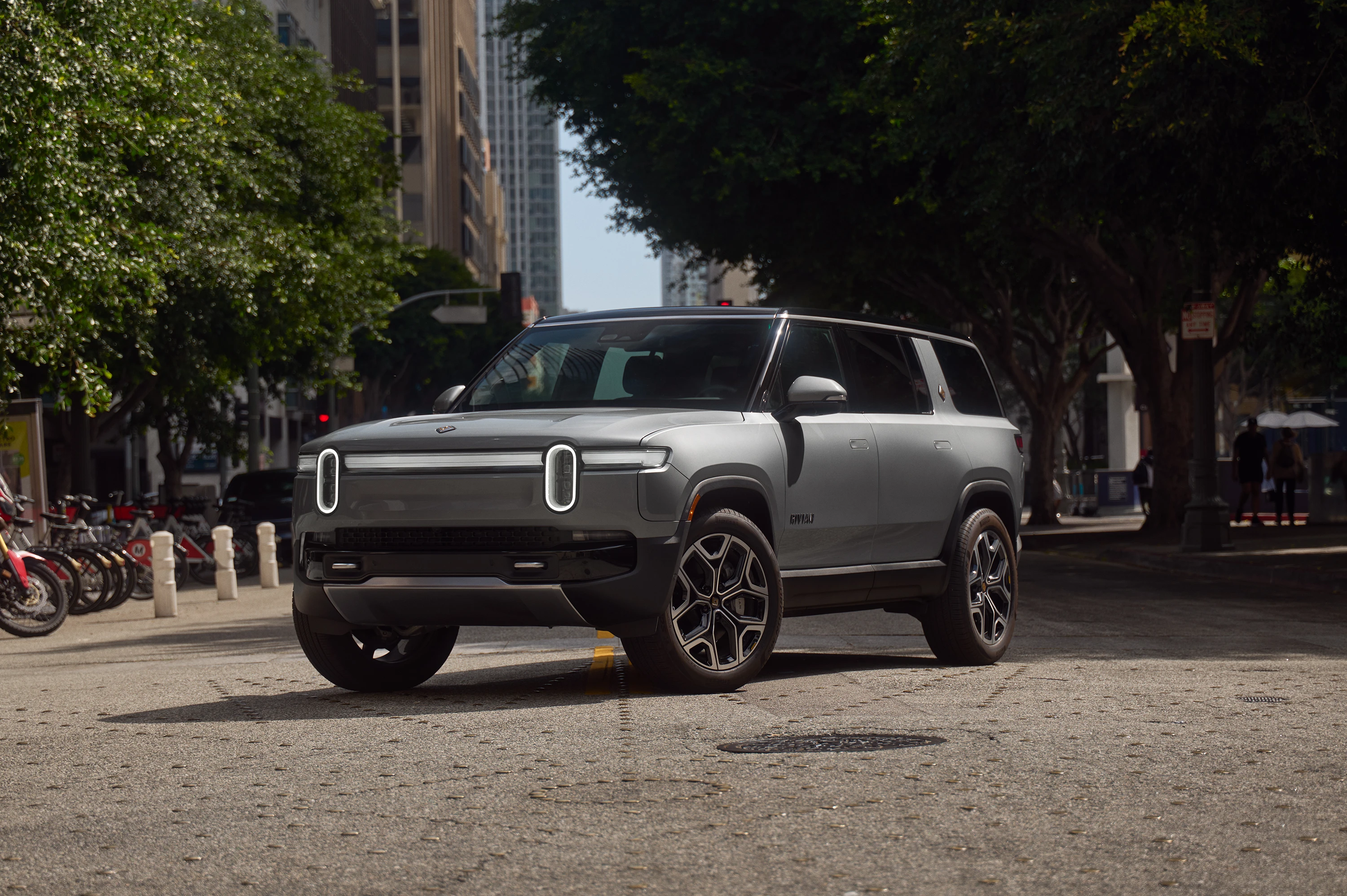 Rivian R1S Dual-Motor AWD LP secondrowseats view